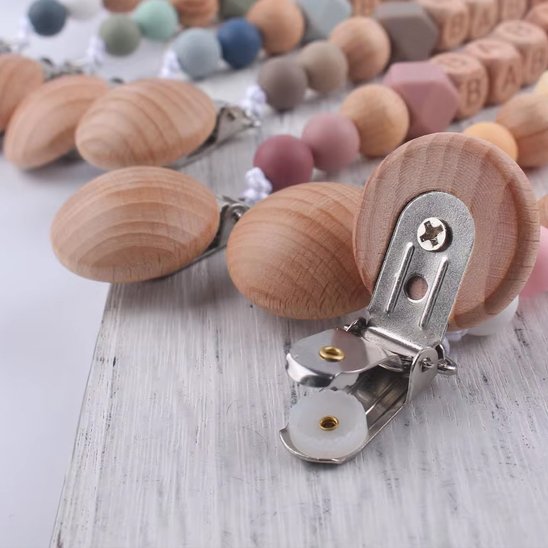 Attache tetine en bois