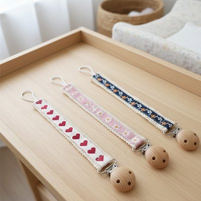 Attache tetine trois couleur