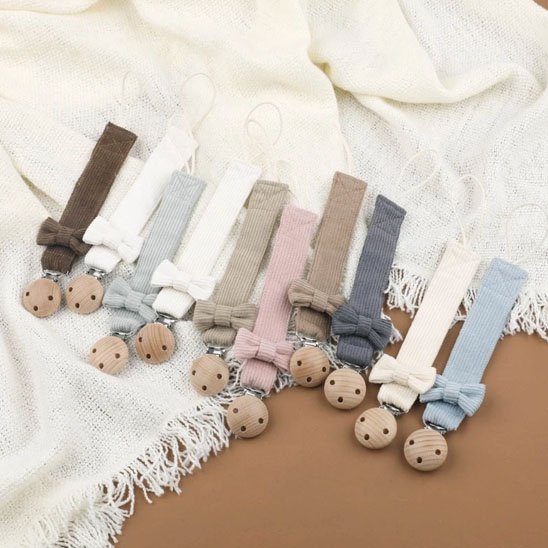 Attache tetine variante