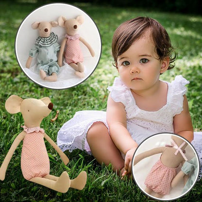 bébé avec doudou souris rose 