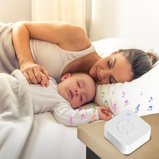 bébé avec sa maman et veilleuse musicale bébé