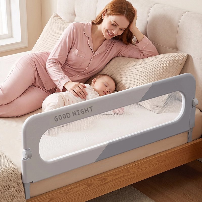 bébé dort a coté sa maman prêt la Barrière de lit anti-chute
