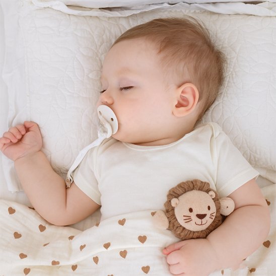 bébé dort avec Attache tetine   