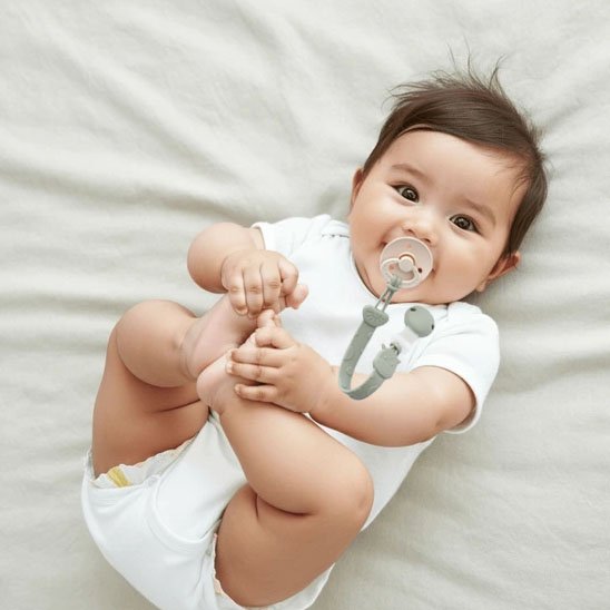 bebe et Attache tetine 