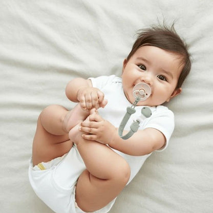 bebe et Attache tetine 