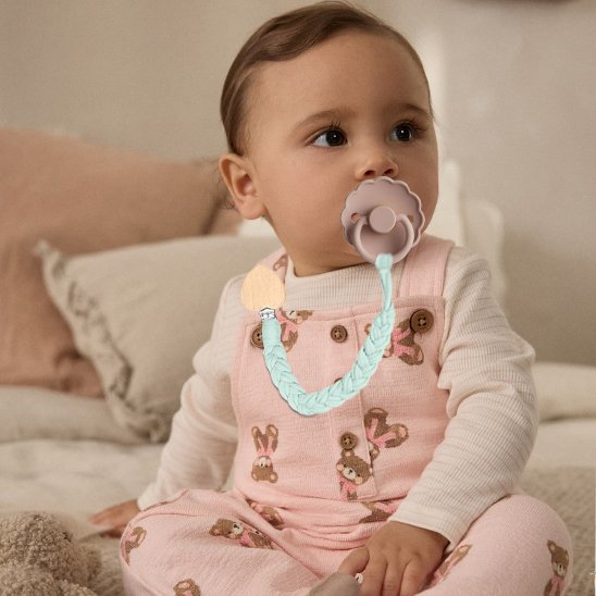 bébé et Attache tetine 