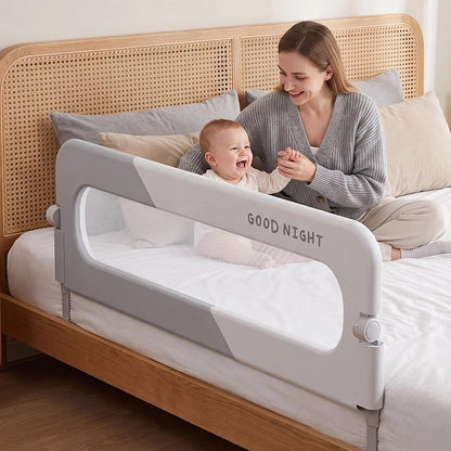 bébé et maman sur le grand lit avec Barrière de lit anti-chute