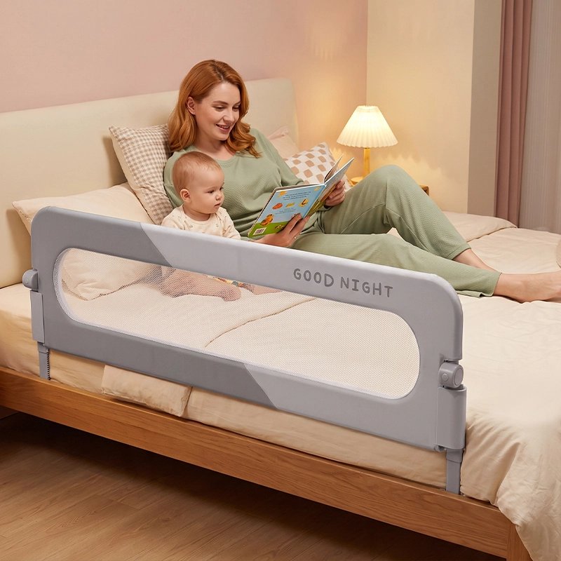 bébé joue a coté maman délimité par Barrière de lit anti-chute