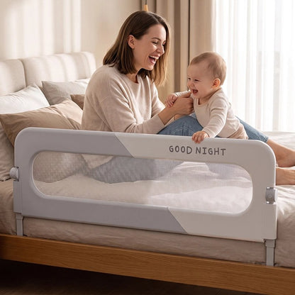 bébé joue a coté maman délimité par Barrière de lit anti-chute