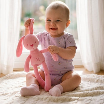 Bébé manipule son Doudou lapin 