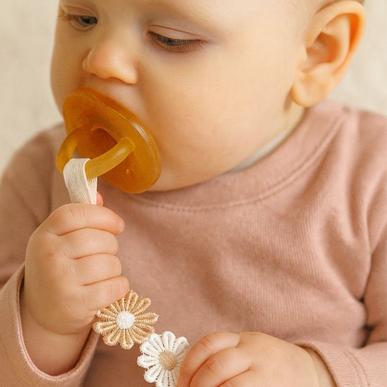 bébé prend son Attache tetine 