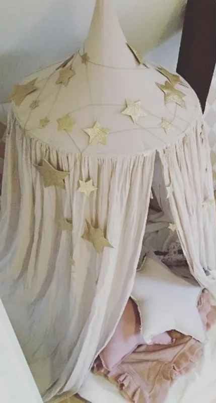 ciel de lit cabane beige