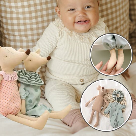 Doudou avec bébé souriant