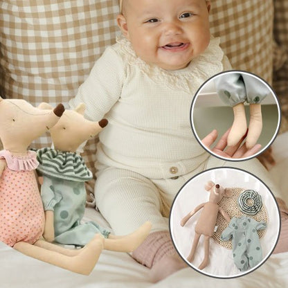 Doudou avec bébé souriant