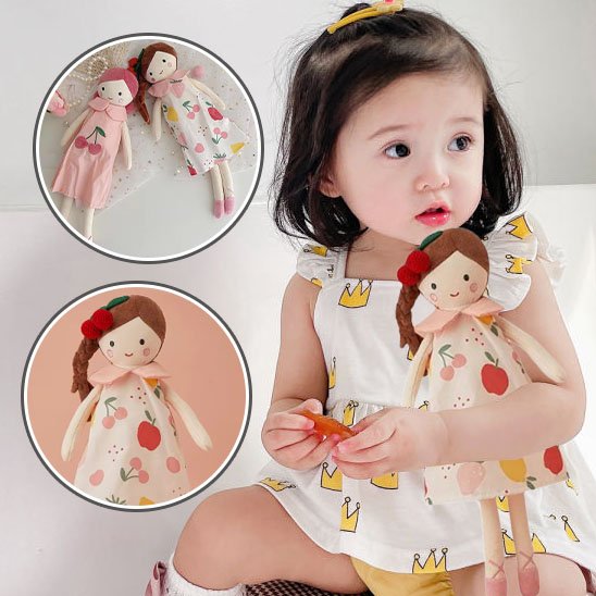 une fille joue avec son doudou